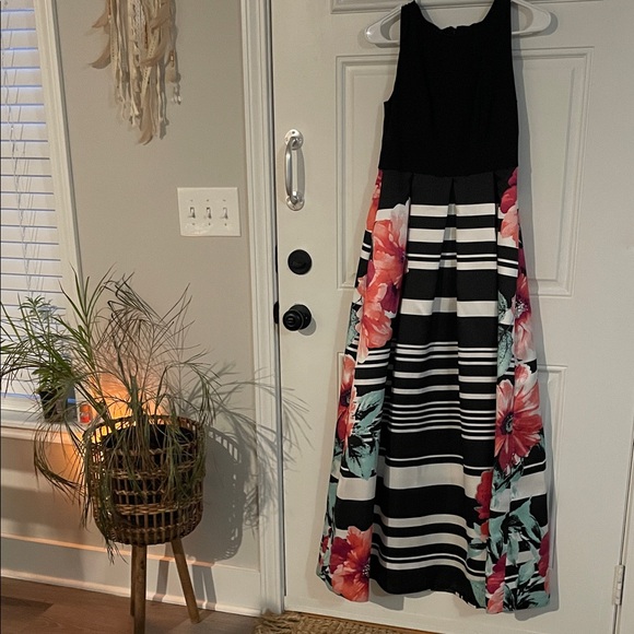 Versona Dresses & Skirts - Versona Floral Striped Maxi Dress